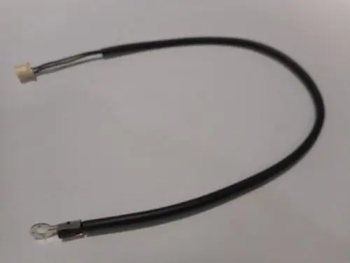 Schwarzes Kabel mit zwei Anschlüssen, einem Stecker und einer offenen Öse. Produkt von Remeha, geeignet für verschiedene Anwendungen.